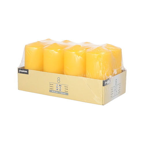 Die Packung Starpak 8 Stumpenkerzen Ø 50 mm · 100 mm enthält acht gelbe Kerzen, die in durchsichtigen Kunststoff eingewickelt und in einem beigen Tablett mit Seitendetails untergebracht sind – ideal für Ihren Kerzenhalter.