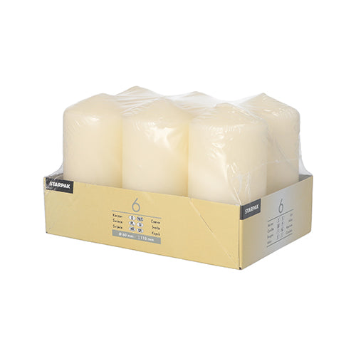 Das Set „Starpak 6 Stumpenkerzen Ø 60 mm · 115 mm“ aus hochwertigem Wachs mit langer Brenndauer wird in einer Kartonbox mit Klarsichtdeckel und Markennamen sowie Produktinfos vorn und seitlich geliefert.