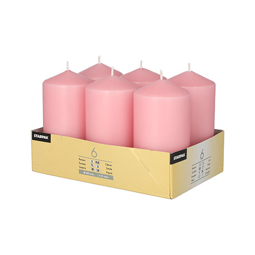 Ein gelbes „STAMPAK“-Tablett fasst sechs Starpak Stumpenkerzen (Ø 60 mm · 115 mm) in Pink. Diese großen, flachen Kerzen haben sichtbare Dochte und bieten eine lange Brenndauer.