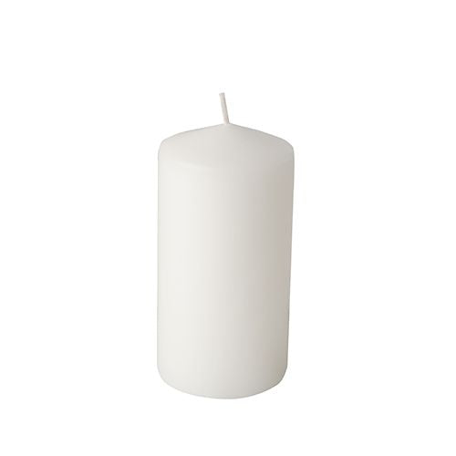 Die Starpak 6 Stumpenkerzen (Ø 60 mm, 115 mm) überzeugen mit langer Brenndauer und schlichtem Design. Die weißen Kerzen stehen aufrecht mit einem Docht vor weißem Hintergrund.