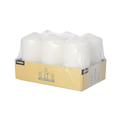 Das Starpak 6 Stumpenkerzen Ø 60 mm · 115 mm Set enthält weiße Kerzen aus hochwertigem Wachs mit langer Brenndauer, in klarer Folie und einem gelb-beigen Kartontray mit Produktinfos vorne verpackt.
