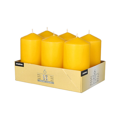 Sechs Starpak Stumpenkerzen (Ø 60 mm · 115 mm) aus hochwertigem Wachs bieten eine lange Brenndauer. Die gelben Kerzen stehen ordentlich in einem hellbraunen Karton mit Etiketten, haben Zylinderform, flache Oberteile und sichtbare Dochte.