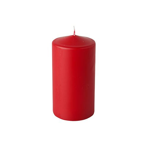 Eine einzelne Starpak Stumpenkerze (Ø 60 mm, 115 mm) in Rot mit flacher Spitze und unbeleuchtetem Docht aus hochwertigem Wachs für lange Brenndauer steht aufrecht vor einem schlichten weißen Hintergrund. Teil des Starpak 6 Stumpenkerzen-Sets.