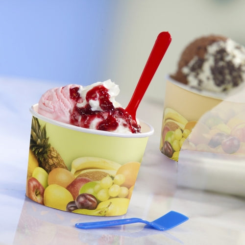 Ein rosa-weißer Eisbecher mit roter Sauce wird in einem Starpak 50 Eisbecher Pappe rund mit Fruchtmotiven serviert. Ein roter Löffel steckt im Becher, ein blauer liegt daneben, und im Hintergrund ist ein weiterer Becher von Starpak zu sehen.