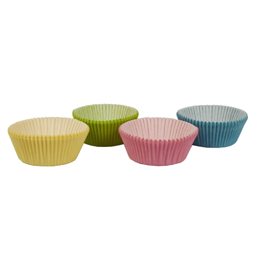 Vier bunte PAPSTAR 60 Backförmchen (Ø 5 cm × 2,5 cm) der PAPSTAR GmbH in Gelb, Grün, Pink und Blau sind in einer Reihe angeordnet. Hergestellt aus geriffeltem Papier eignen sie sich perfekt für Muffins oder Cupcakes vor weißem Hintergrund.