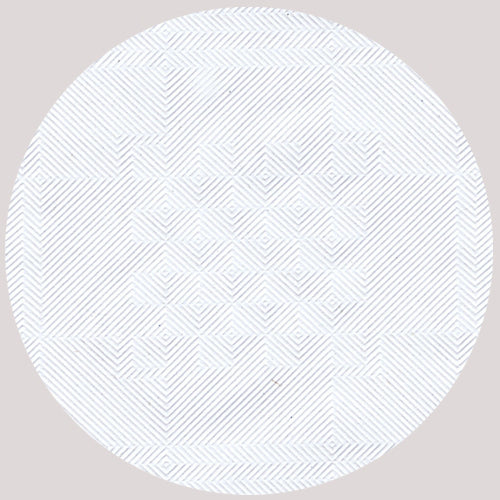 Das PAPSTAR GmbH Papiertischtuch mit Damastprägung 10 m x 1,2 m weiß (1 Rolle) verfügt über ein stilvolles Damastprägungsdesign mit hellgrauen geometrischen Mustern – perfekt für die elegante Tischdekoration zu jedem Anlass.