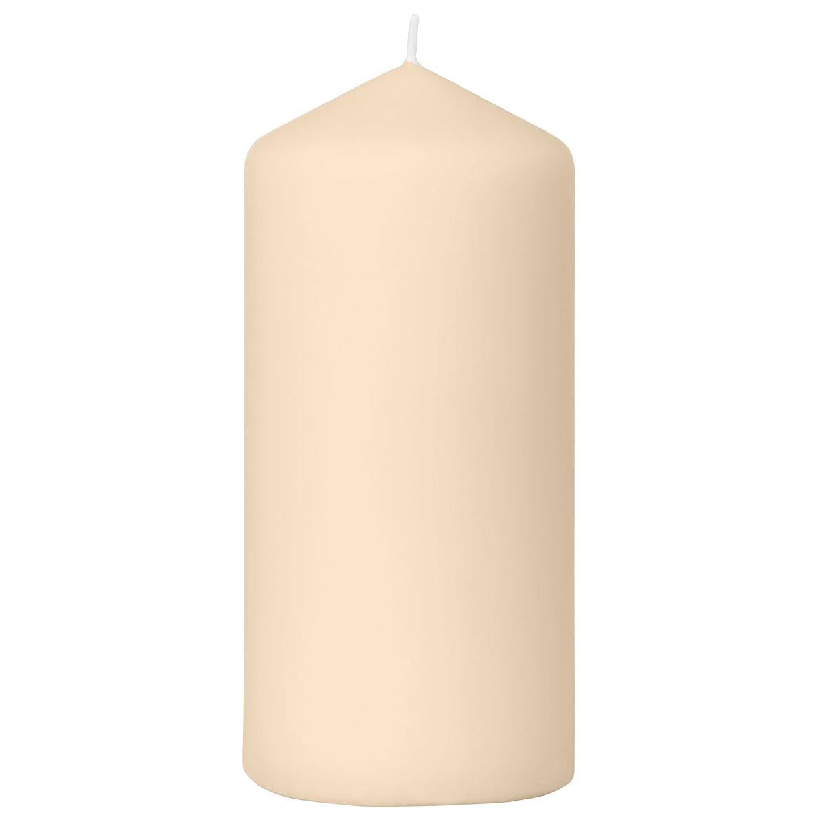 Die Duni GmbH Stumpenkerzen (150 x 70 mm) stehen unbeleuchtet mit abgerundeter Spitze und sichtbarem Docht vor weißem Hintergrund und bieten bis zu 50 Stunden Brenndauer für lang anhaltende Eleganz.