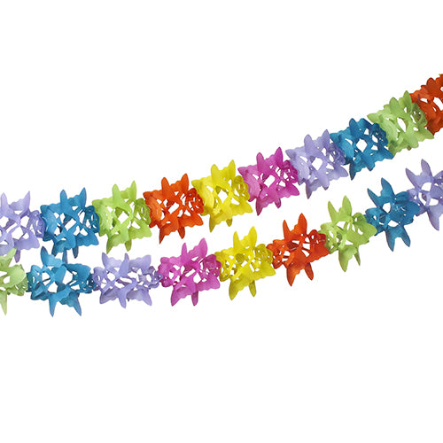 Zwei PAPSTAR Girlanden, Papier (Ø 12 cm, 6 m, von der PAPSTAR GmbH) mit ineinandergreifenden Sternenformen aus gelbem, grünem, orangefarbenem, rotem, violettem und blauem Papier sind diagonal parallel auf weißem Hintergrund angeordnet.