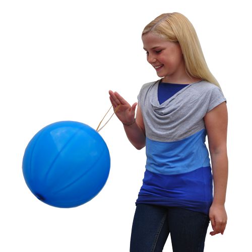 Ein junges Mädchen in einem grau-blauen Hemd der PAPSTAR GmbH hält einen großen, bunten PAPSTAR 3 Punch Ballons Ø 40 cm (Beutel, 3 Stück) vor einem einfarbig weißen Hintergrund.