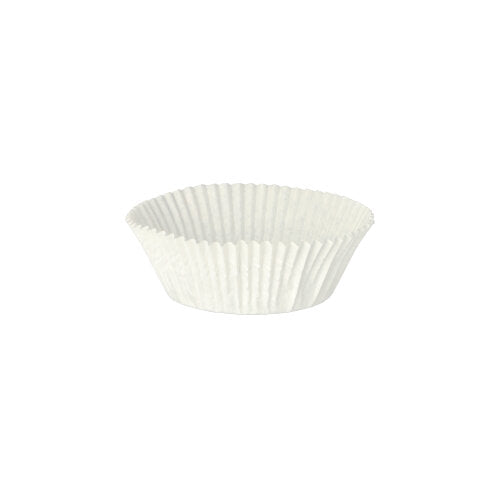 Abgebildet ist ein PAPSTAR 200 Backförmchen Ø 5 cm · 2,5 cm weiss der PAPSTAR GmbH auf weißem Hintergrund. Diese leeren, geriffelten Papierförmchen eignen sich ideal zum Backen von Cupcakes oder Muffins. Das Set enthält 200 Stück in einer Faltschachtel.