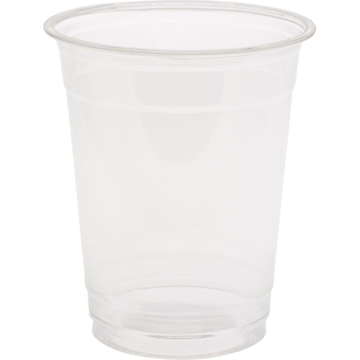 Ein klarer, glasklarer Becher der Duni GmbH in eleganter Glasoptik steht aufrecht vor einem schlichten weißen Hintergrund, dessen sichtbarer Rand und Boden hochwertige Materialien erkennen lassen.