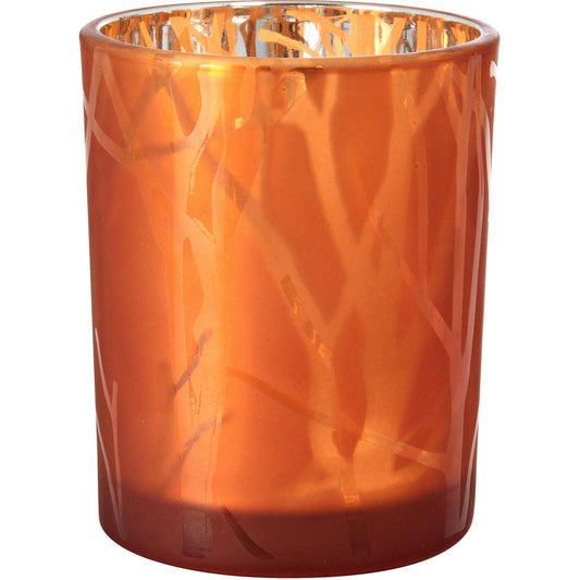Der Kerzenhalter Shimmer 100 x 80 mm rust der Duni GmbH ist ein zylindrischer Kerzenhalter aus orangefarbenem Glas mit halbtransparentem, schimmerndem Finish und dezentem Zweigmuster, dessen metallisch reflektierende Innenseite für rustikalen Charme sorgt.