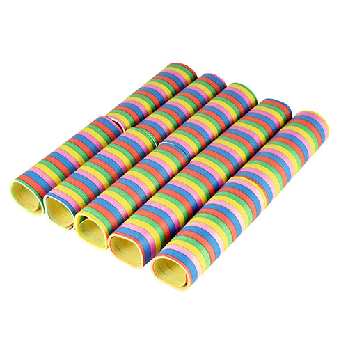 Zehn gerollte Bögen der bunten PAPSTAR 4 m Luftschlangen „Stripes“ (flammhemmend) der PAPSTAR GmbH sind nebeneinander angeordnet und weisen jeweils leuchtende Querstreifen auf, die für eine sichere und farbenfrohe Dekoration sorgen.