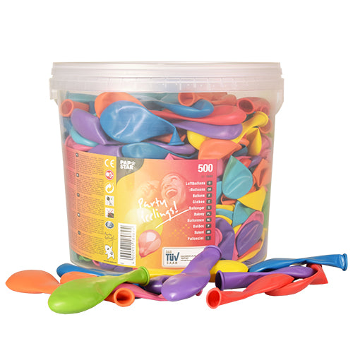 Eine durchsichtige Kunststoffdose mit der Aufschrift „PAPSTAR Luftballons Ø 19 cm farbig sortiert in Dose (500 Stück)“ der PAPSTAR GmbH enthält 500 bunte Luftballons, ideal für Partydekorationen und festliche Anlässe, mit einem farbenfrohen Etikettendesign.