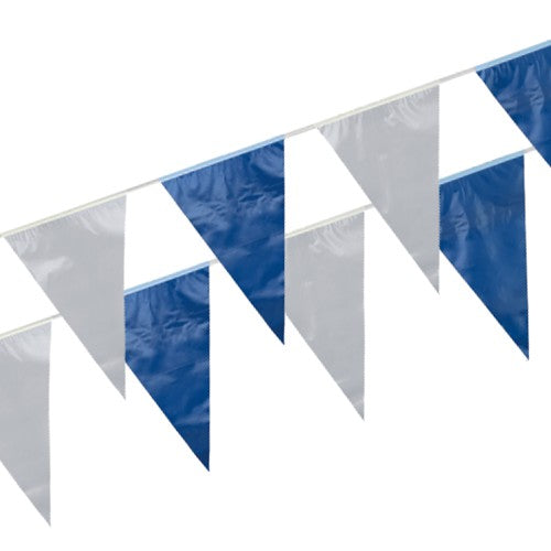 Die PAPSTAR Wimpelkette, Folie wetterfest der PAPSTAR GmbH mit abwechselnd blauen und weißen Dreieckswimpeln an einer weißen Kordel verleiht Gartenpartys und Outdoor-Veranstaltungen festlichen Charme.