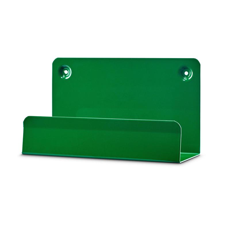 Eine grüne Metall Cederroth Wandhalterung für Gehäuse (1 Stück) von Orkla Wound Care AB, mit zwei hinteren Schraublöchern und einem vorderen Teil für platzsparende Aufbewahrung, abgebildet vor einem weißen Hintergrund.