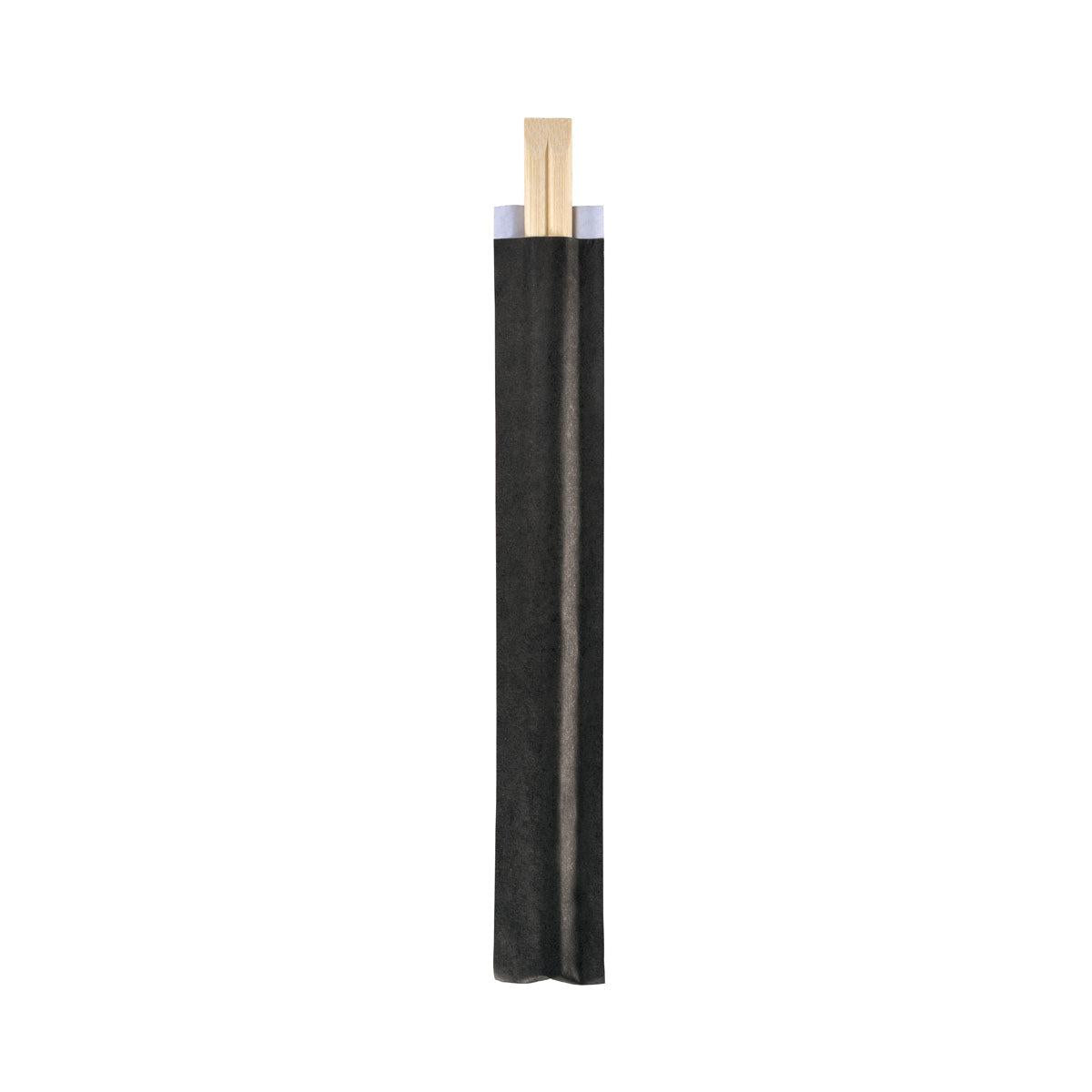Ein Paar Duni GmbH Essstäbchen, 210 mm Bambus in Natural/Schwarz, teilweise von einer schwarzen Papierhülle mit freiliegenden Spitzen bedeckt, dargestellt auf weißem Hintergrund. Packung: 100 Stück.