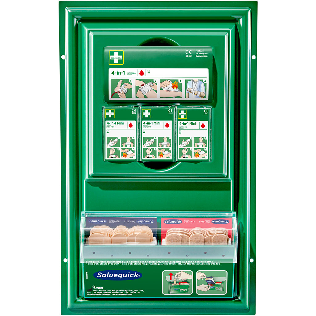 Die Cederroth mini erste-hilfe-platte von Orkla Wound Care AB ist ein grünes, an der Wand montiertes Erste-Hilfe-Set, gefüllt mit 4-in-1 Mini-Binden und Salvequick-Klebebinden in beschrifteten Fächern für einen einfachen Zugriff.