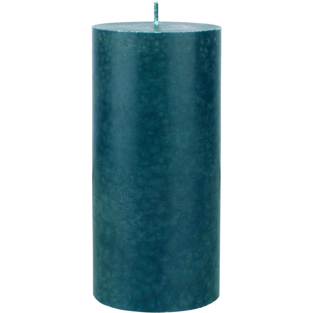Die Duni GmbH Stumpenkerzen (100% Stearin, ca. 50h, 150 x 70 mm) ist eine hohe, dunkelgrüne, zylindrische Kerze mit einer glatten, marmorierten Oberfläche, einer flachen Spitze, einem einzelnen Docht und einem umweltfreundlichen Design, das aufrecht auf einem weißen Hintergrund dargestellt ist.