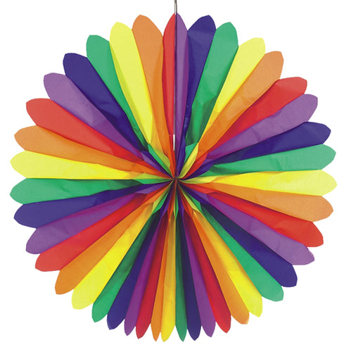 Der PAPSTAR Dekofächer Ø 120 cm „Regenbogen“ der PAPSTAR GmbH ist ein runder, schwer entflammbarer Fächer mit symmetrisch strahlenden roten, orangen, gelben, grünen, blauen und violetten Abschnitten, der an einer dünnen Schnur hängt.