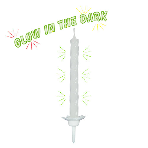 Eine PAPSTAR 10 Kerzen mit Halter 6 cm "Glow in the dark" (Blister, 10 Stück) Kerze steht aufrecht. Darüber steht der grüne Text "Glow in the Dark" mit roten und grünen Sternen, die diese festlichen Kerzen der PAPSTAR GmbH hervorheben.