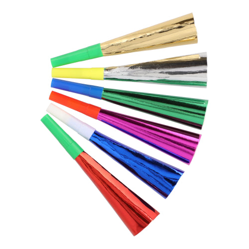 Sechs bunte PAPSTAR Metallic-Trompeten (18 cm) der PAPSTAR GmbH mit passenden Mundstücken, arrangiert auf weißem Untergrund, sind das perfekte Party-Accessoire. Jede Packung enthält 6 sortierte Farben im praktischen Beutel.