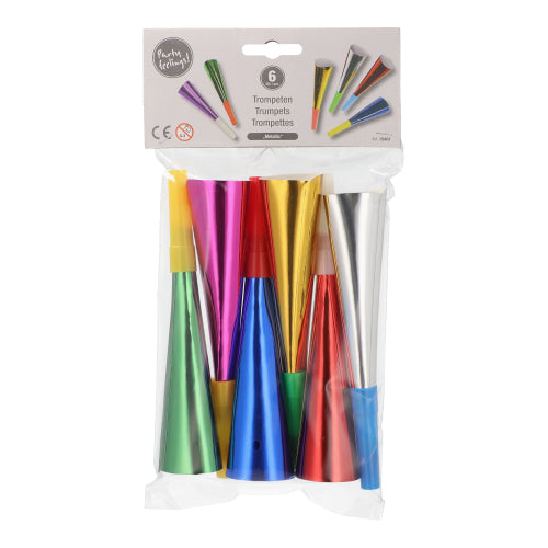 Das Set 6 Trompeten 18 cm farbig sortiert "Metallic" der PAPSTAR GmbH beinhaltet sechs sortierte Party-Trompeten aus Metall in einer Klarsichtverpackung mit Produkt- und Markeninfos – perfekt als lustiges Party-Accessoire.
