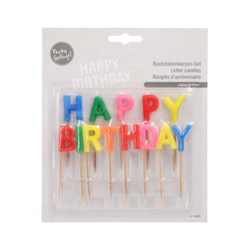 Das PAPSTAR Buchstabenkerzen-Set (8 cm) buchstabiert „Happy Birthday“ mit bunten Buchstabenkerzen auf Holzstäben, arrangiert in einer Klarsichtblisterverpackung mit englischem, deutschem und französischem Text – ideal für jede Geburtstagsparty.