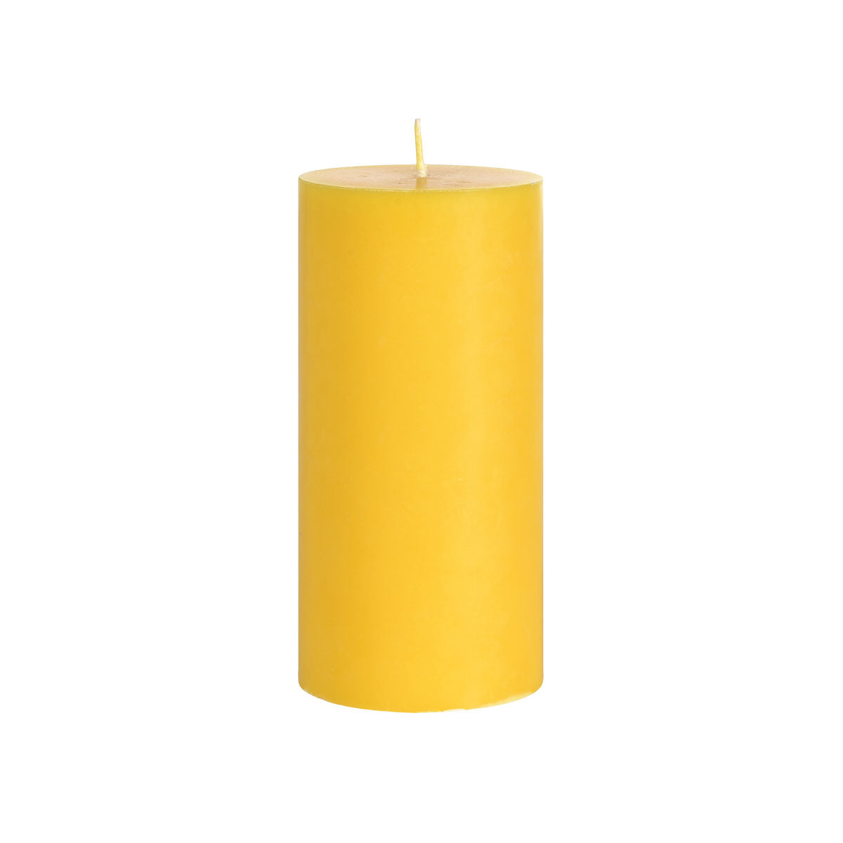 Die gelbe Stumpenkerze von Duni GmbH aus 100% Stearin (150 x 70 mm, ca. 50h Brenndauer) setzt stilvolle, umweltfreundliche Akzente und steht mit ihrem einzelnen Docht aufrecht vor weißem Hintergrund.