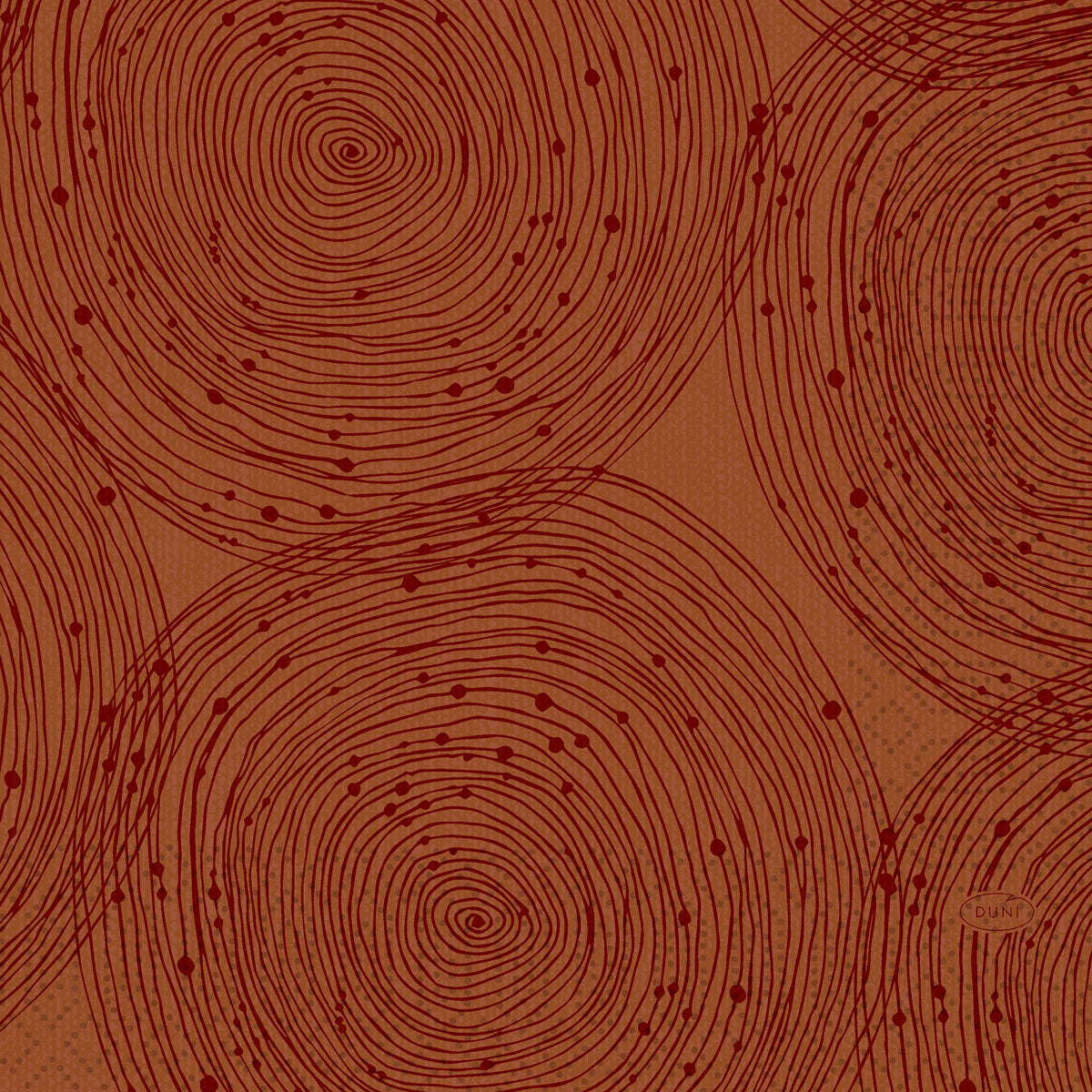 Die Duni GmbH Zelltuchservietten 33 x 33 cm 3lagig 1/4 Falz Earthy (250 Stück) zeigen dunkelrote, sich überlagernde Spiralen und verstreute Punkte auf braunem Hintergrund, die einen abstrakten, strukturierten Look erzeugen.