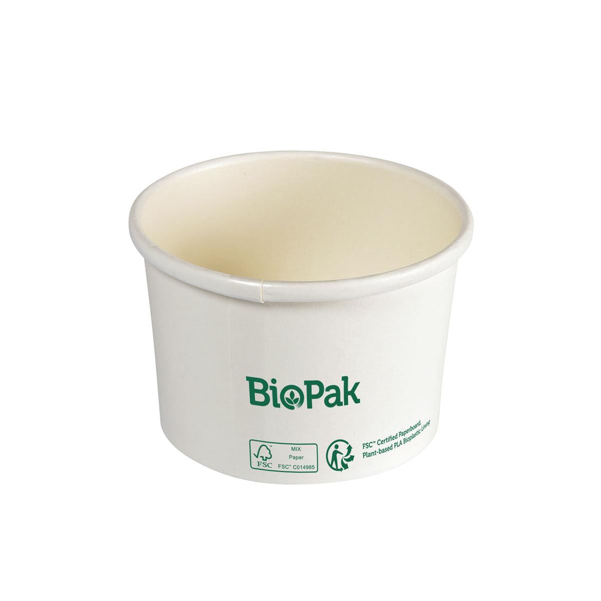 Die weiße, runde Einwegschale Ronda SHORT Karton/PLA der Duni GmbH mit grünem "BioPak"-Logo und Zertifizierungssymbolen bietet eine nachhaltige Alternative auf schlichtem weißen Hintergrund.