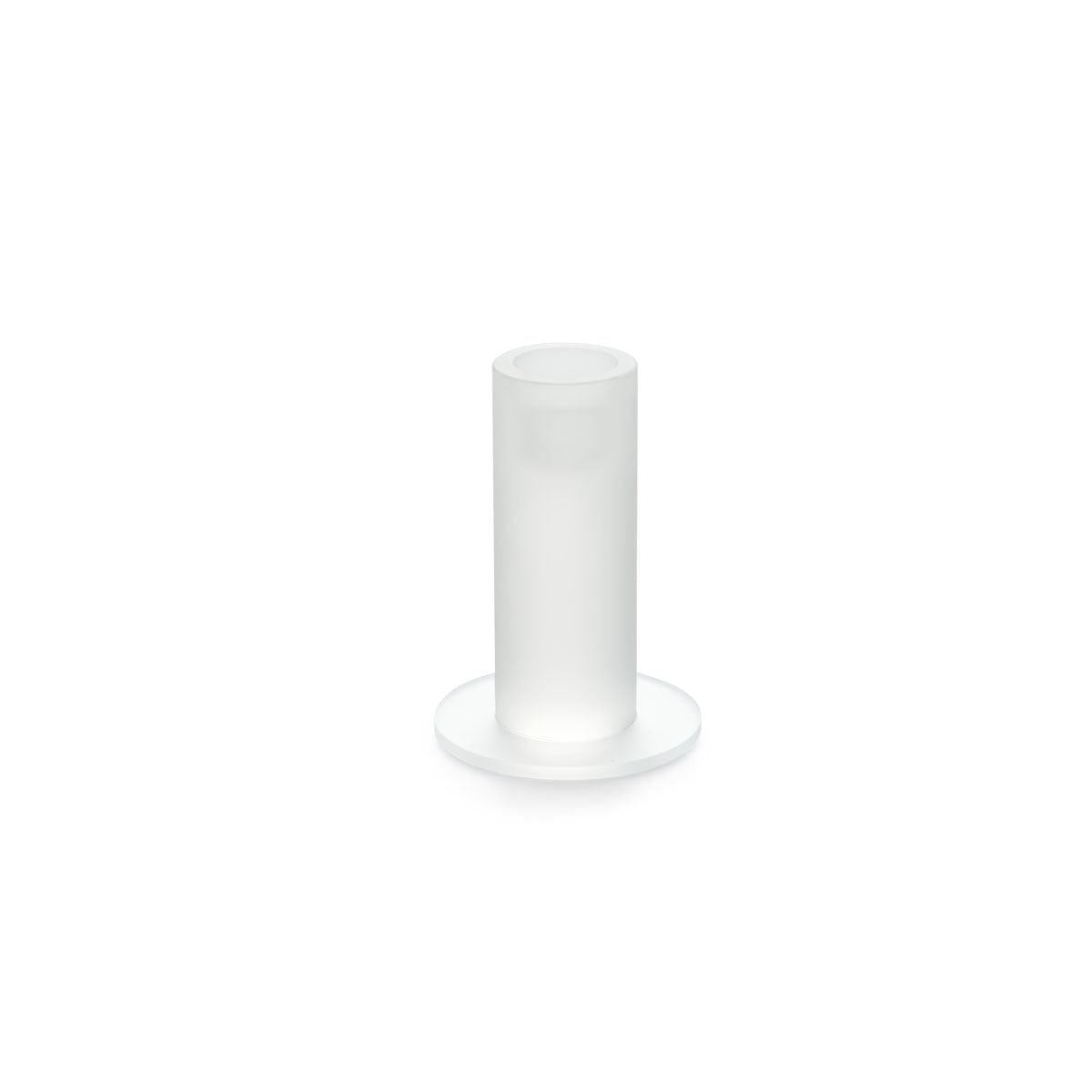 Der Kerzenhalter "Icicle" 11 cm gefrostet von Duni GmbH steht aufrecht mit einem flachen runden Sockel - ideal als dezente Winterdekoration. Packung: 1 Stück.