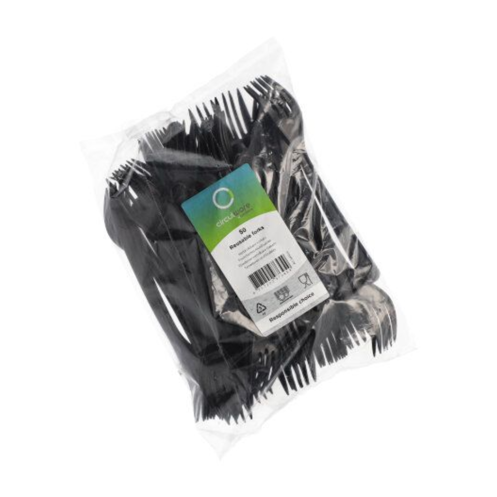 Das Bild zeigt eine durchsichtige Plastiktüte mit mehreren schwarzen Einweggabeln von Circulware by Haval. Die Tüte hat ein grün-weißes Etikett mit Recyclingsymbolen, das darauf hinweist, dass es sich bei den Gabeln um „recyclebare Gabeln“ handelt und diese kompostierbar sind, was sowohl praktisch als auch nachhaltig ist.