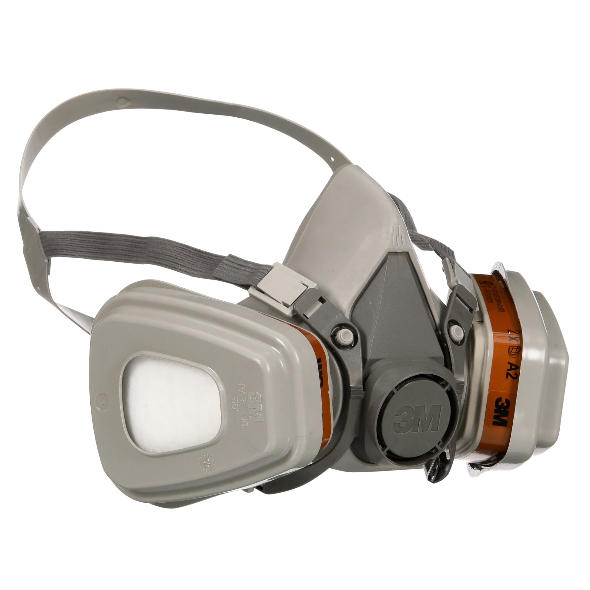 Eine graue 3M™ Atemschutzmaske 6003KIT-1 (von 3M Deutschland GmbH) mit verstellbaren Kopfbändern, zwei A2P3-Patronenfiltern, fotografiert auf einem weißen Hintergrund. Das Set enthält 1x6200, 2x6055, 2x5935 und 2x501.