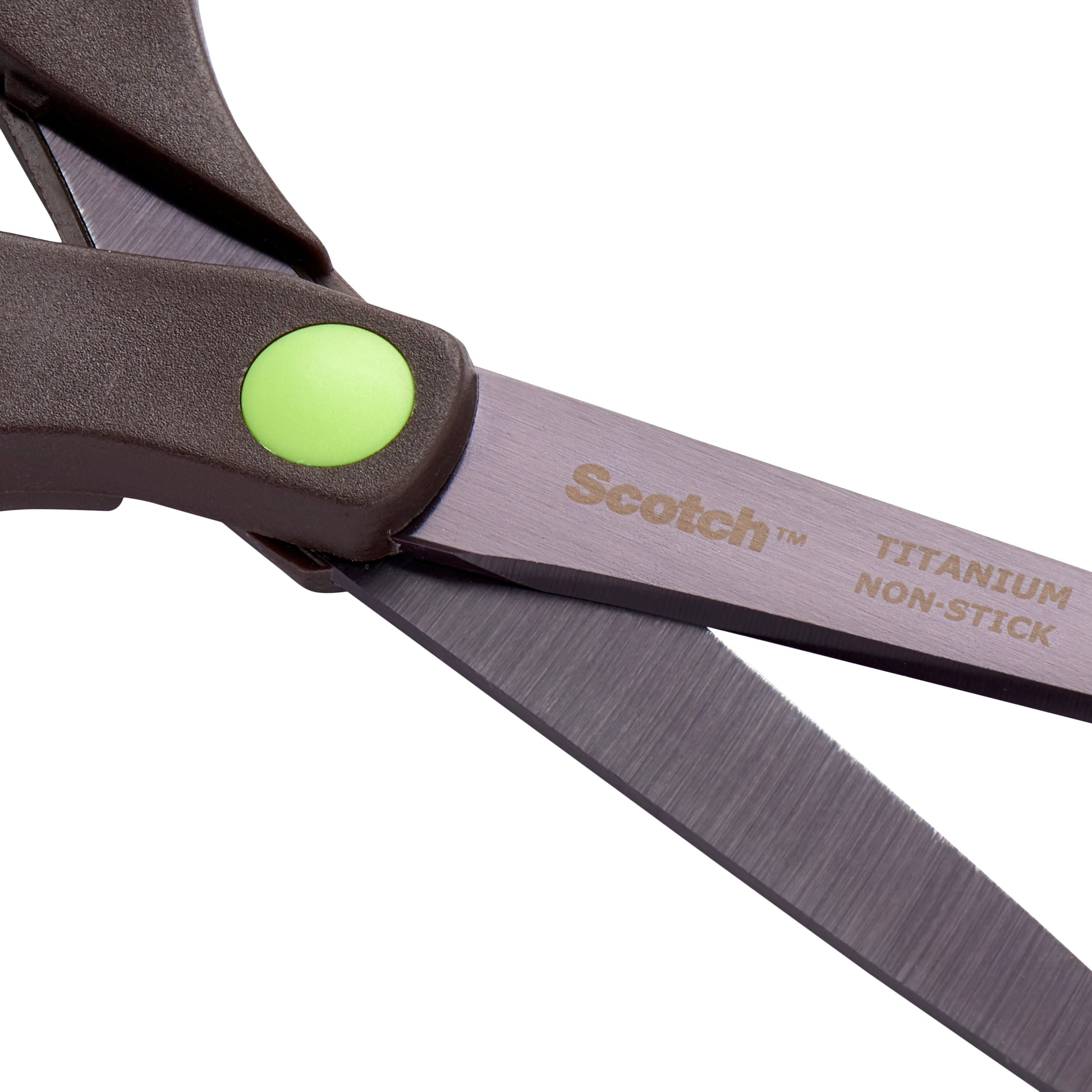 Nahaufnahme einer 3M Deutschland GmbH Scotch™ Titanschere, 20 cm, mit Antihaftklingen aus Titan und einem grünen, kreisförmigen Detail in der Nähe des Griffgelenks.
