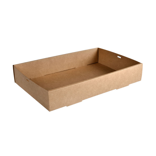 Ein großes, braunes Catering-Tray aus Karton/PLA (450x310 mm) der Duni GmbH, Packung mit 50 Stück - umweltfreundlich, biologisch abbaubar, mit niedrigen Seiten und Griffausschnitt an einem Ende.