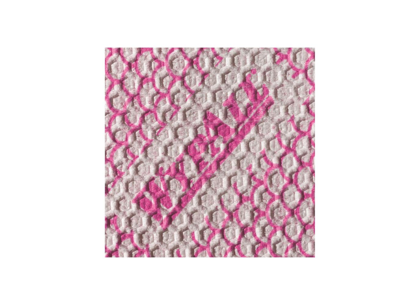 Eine Nahaufnahme eines WypAll® X80 Plus Critical Clean (Viertelgefaltet/Rot) Reinigungstuches von Kimberly-Clark. Sie zeigt die weiße, strukturierte Oberfläche mit sich wiederholenden rosa Punkten und dem diagonal aufgedruckten Schriftzug SECURITY" - ideal für kritische Reinigungsaufgaben.