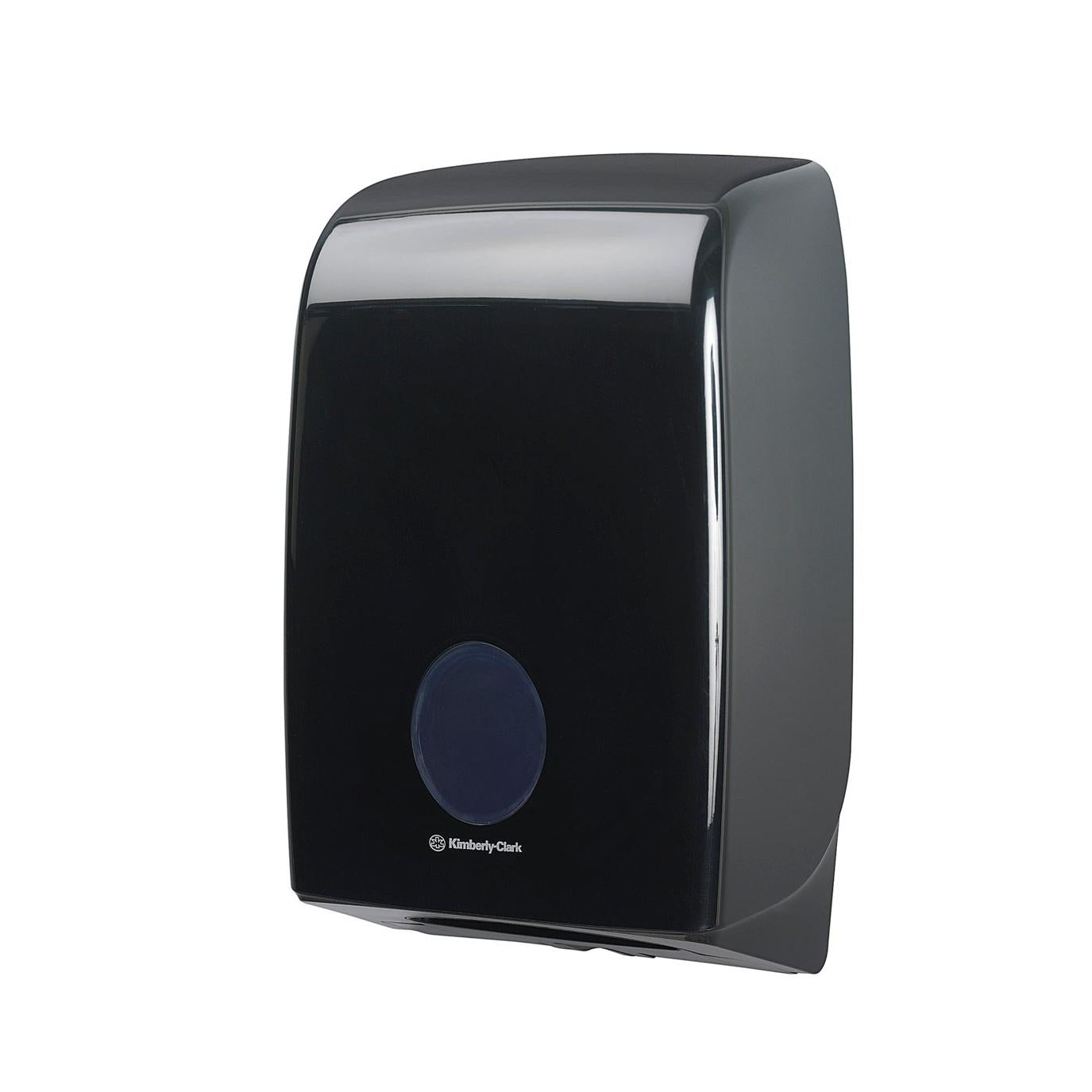 Der schwarze Aquarius™ Spender für gefaltete Handtücher (Interfold) von Kimberly-Clark GmbH verfügt über eine runde Frontöffnung und ein Logo darunter und ist für die Wandmontage vorgesehen. 1 Spender pro Karton, abgebildet auf weißem Hintergrund.