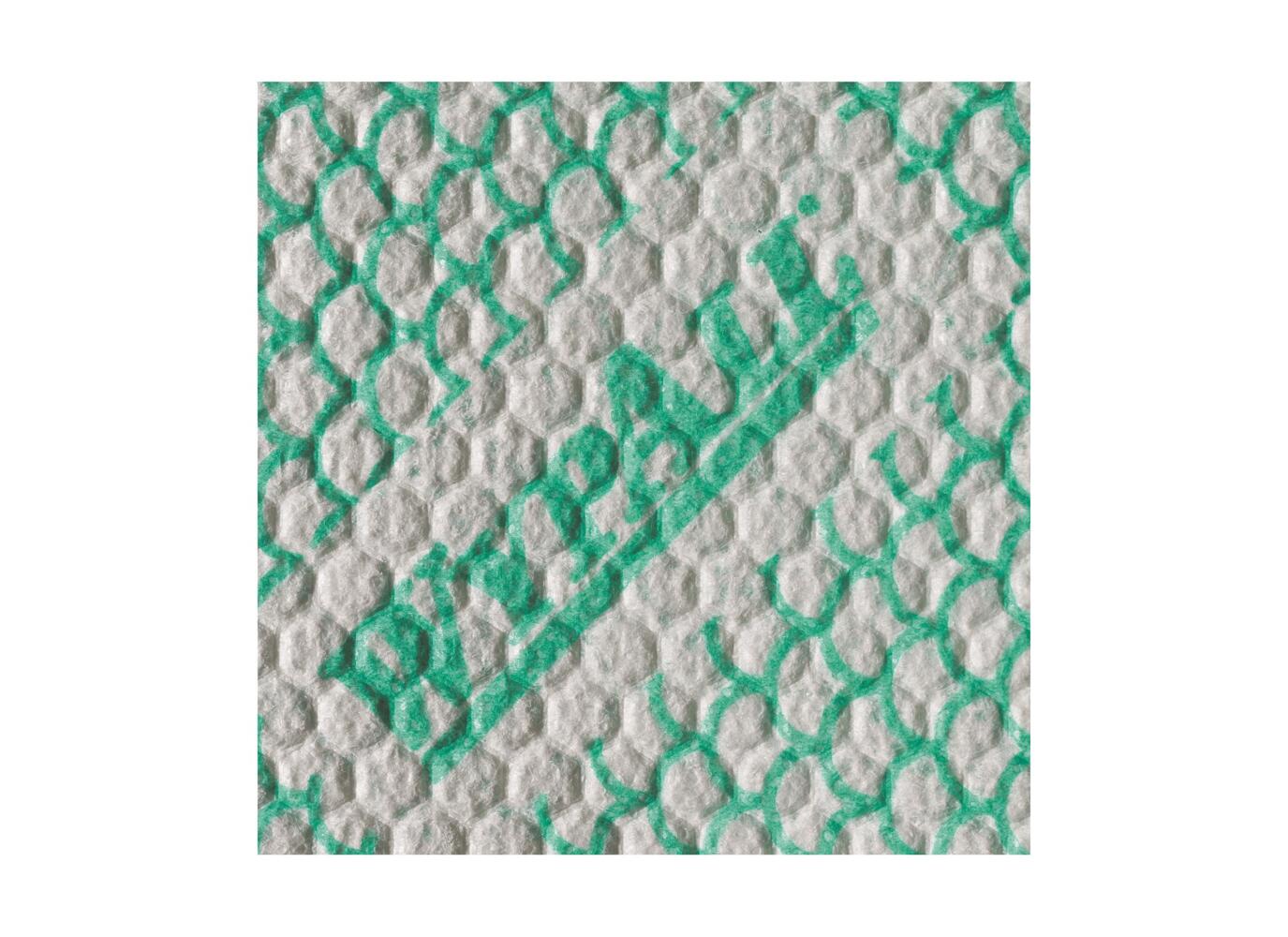 Nahaufnahme eines weißen, strukturierten WypAll® X80 Plus Critical Clean Tuches der Kimberly-Clark GmbH mit grünem Muster und partiellem Branding, ähnlich dem Reinigungstuch für kritische Umgebungen.