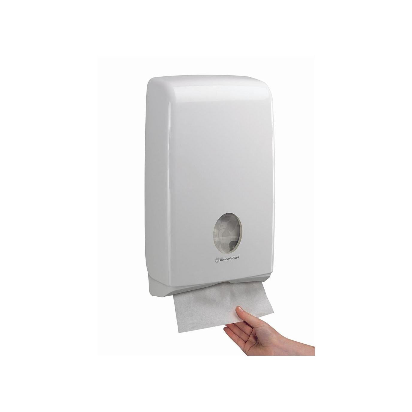 Der Aquarius™ Slimfold™ Spender für gefaltete Handtücher von Kimberly-Clark GmbH ist ein weißer, platzsparender, wandmontierter Handtuchspender mit Sichtfenster zur Füllstandskontrolle und komfortabler Papierentnahme von unten.