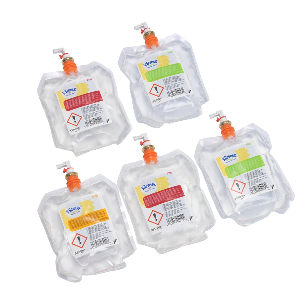 Fünf transparente 300 ml Kleenex® Duftmix Nachfüllpack-Kassetten der Kimberly-Clark GmbH mit farbigen Etiketten, Warnsymbolen und rot-weißem Verschluss sind auf weißem Grund angeordnet.