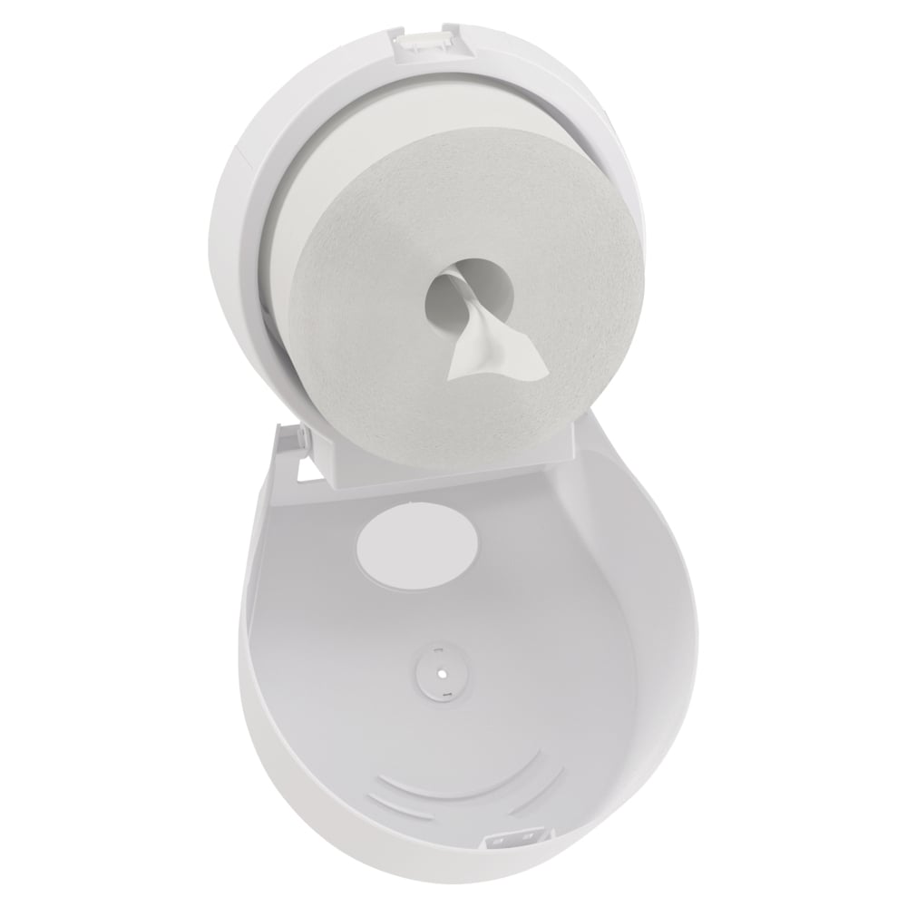 Der Scott® Control™ Toilettenpapierspender der Kimberly-Clark GmbH in Weiß (Jumbo) wird mit geöffnetem Deckel an der Wand montiert und zeigt den hygienischen Toilettenpapierspender mit einer zentralen Öffnung und einem herausstehenden Blatt.