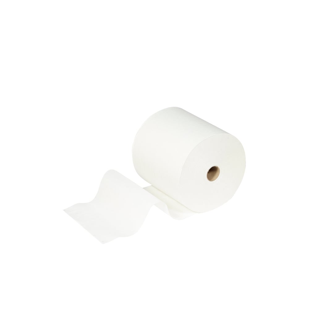Eine Rolle Scott® ESSENTIAL™ Handtücher der Kimberly-Clark GmbH, Teil eines weißen 6-Rollen-Sets, wird vor einem unifarbenen Hintergrund gezeigt, wobei ein Blatt teilweise abgerollt ist und nach außen ragt.