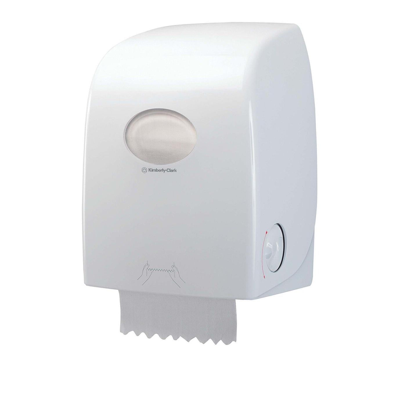 Der weiße, an der Wand montierte Scott® ESSENTIAL™ Handtuchspender der Kimberly-Clark GmbH verfügt über ein transparentes Fenster, das den Inhalt der Rolle zeigt, ein hervorstehendes Blatt und ein illustriertes Zugsymbol für eine einfache Handhabung.