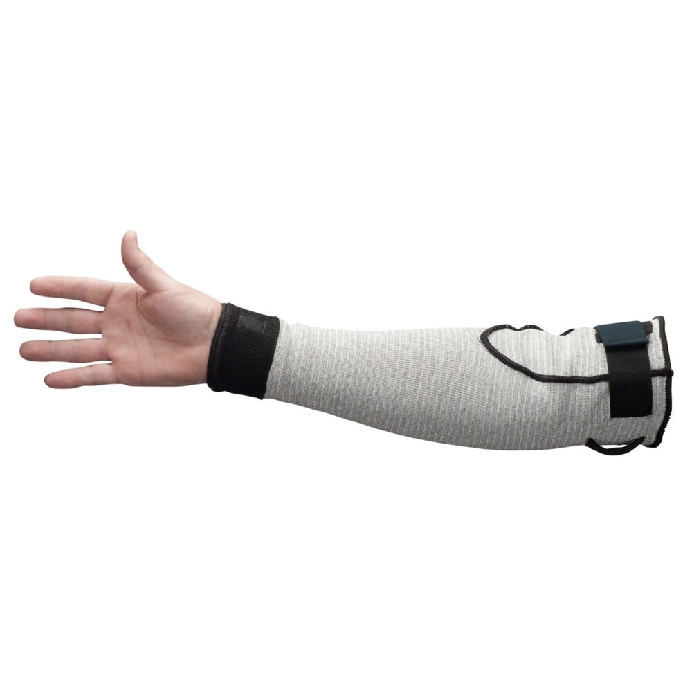 Ein verlängerter Arm trägt eine hellgraue Kimberly-Clark GmbH KleenGuard® G60 Endurapro™ Level 5 schnittfeste Schutzhülle, 18", mit schwarzem Gurt und Verstellschnur im Bereich des Ellenbogens und des Handgelenks. Hand offen, Finger leicht gespreizt. 2 Säcke x 12 Hülsen.