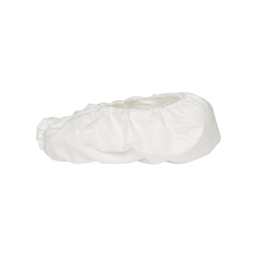 Der KleenGuard® A40 Weißer Leichter Überziehschuh von Kimberly-Clark GmbH, aus leichtem Material, bietet optimalen Hygieneschutz in sensiblen Bereichen und wird als Karton mit 200 Universalgrößen geliefert.