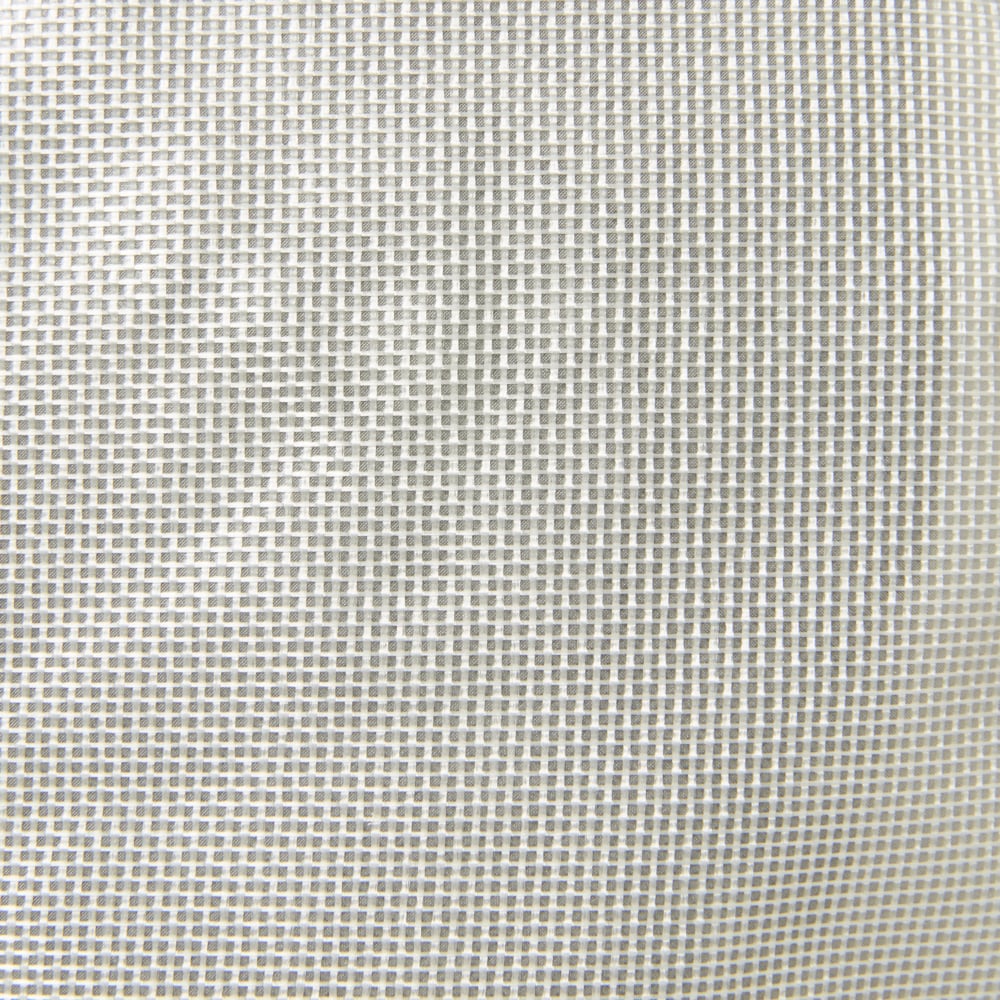 Nahaufnahme eines weißen Netzgewebes mit einem Gittermuster, ähnlich dem Material, das im KleenGuard® A40 Leichter Überziehschuh mit Sohle - Weiß der Kimberly-Clark GmbH verwendet wird und eine leichte, durchsichtige Abdeckung mit kleinen quadratischen Öffnungen bietet.