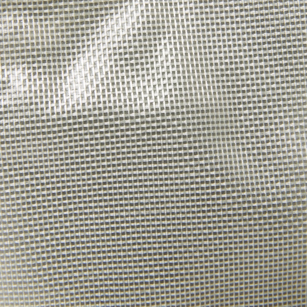 Nahaufnahme des feinen, hellen Netzgewebes mit Gittermuster des KleenGuard® A40 Leichter Überziehstiefel mit Sohle (Weiß, Universalgröße) der Kimberly-Clark GmbH, das die Schutzwirkung dieser 100 Einweg-Überziehschuhe unterstreicht.