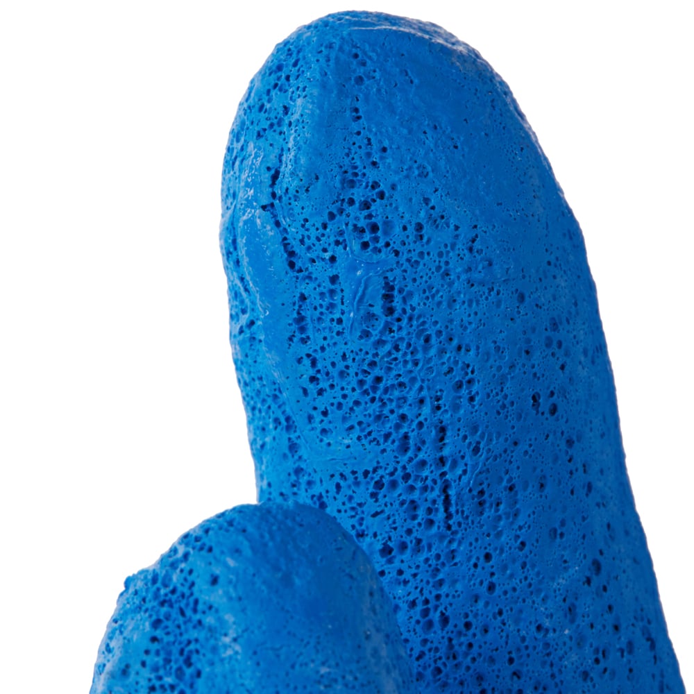 Nahaufnahme von zwei blauen, strukturierten KleenGuard® G40 Schaumbeschichteten Handschuhen der Kimberly-Clark GmbH, die ihre schwammartige, perforierte Oberfläche vor einem weißen Hintergrund zeigen.