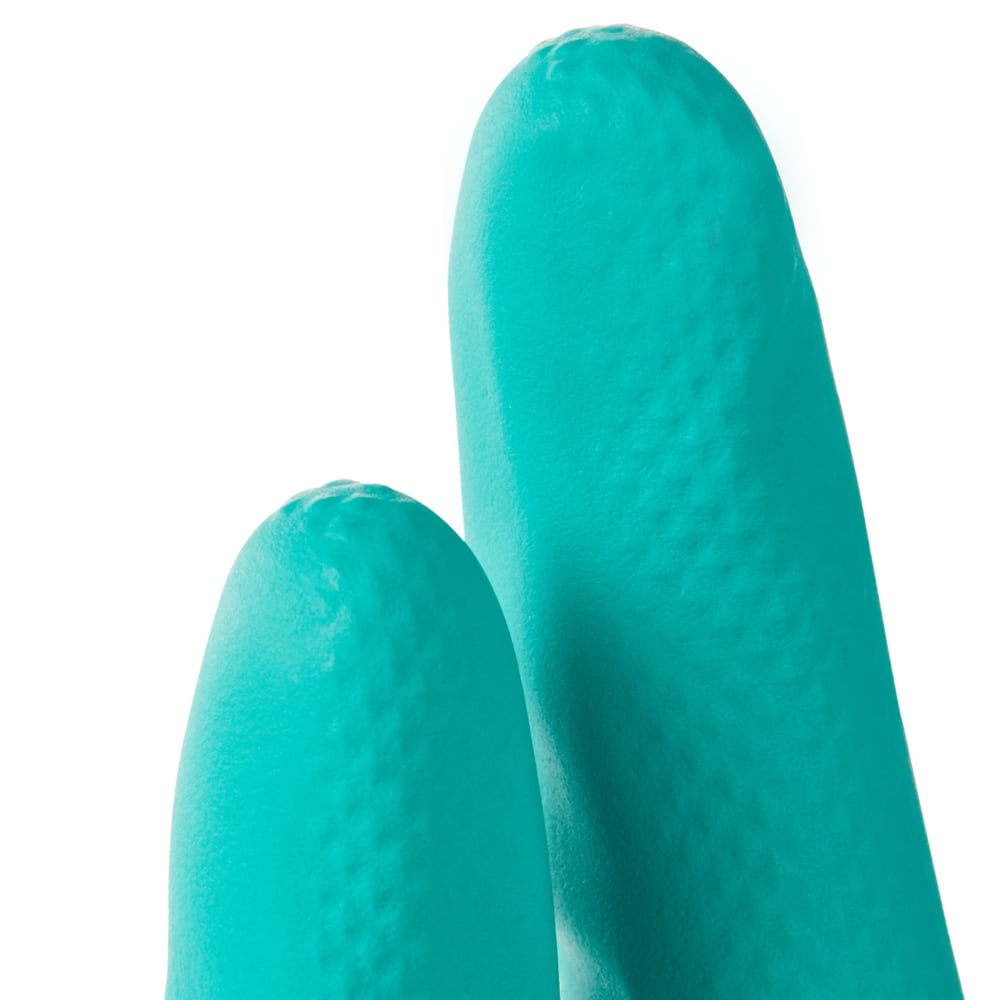 Nahaufnahme zweier blaugrüner Finger der Kimberly-Clark GmbH KleenGuard® G80 Chemikalienschutzhandschuhe (33 cm, handspezifische Paare), von denen einer den anderen leicht überlappt, mit ihrem strukturierten Oberflächenmuster auf weißem Hintergrund.